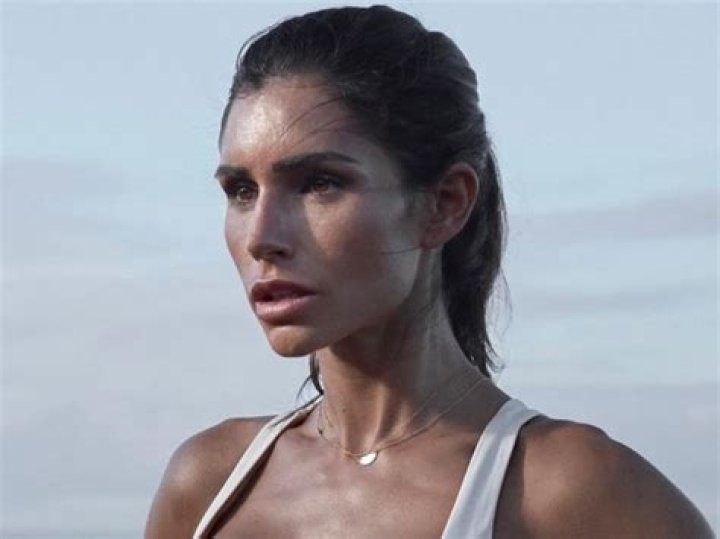Alexia Clark In Workout Gear Lifts Weights For “Monday Motivation”
