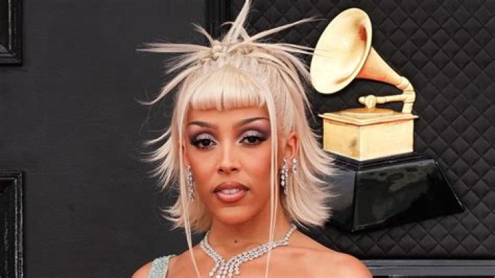 Doja Cat in Cute Black Workout Two-Piece Lifts Weights — Celebwell
