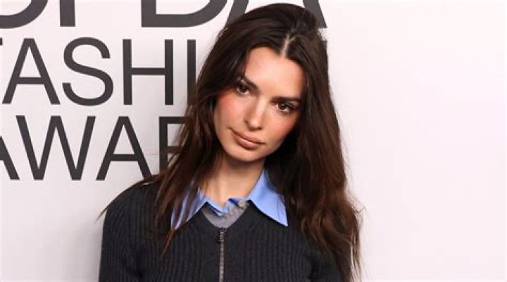 Emily Ratajkowski in Bathing Suit Shows Off Her Style  — Celebwell
