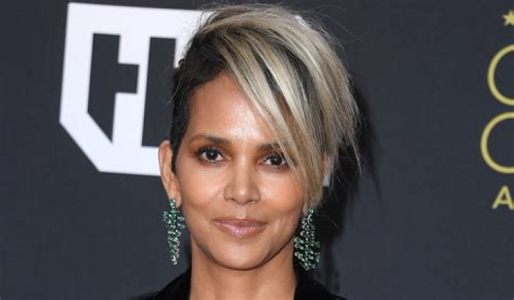 Halle Berry in Bathing Suit "Woke Up and Decided to Believe in Myself" — Celebwell