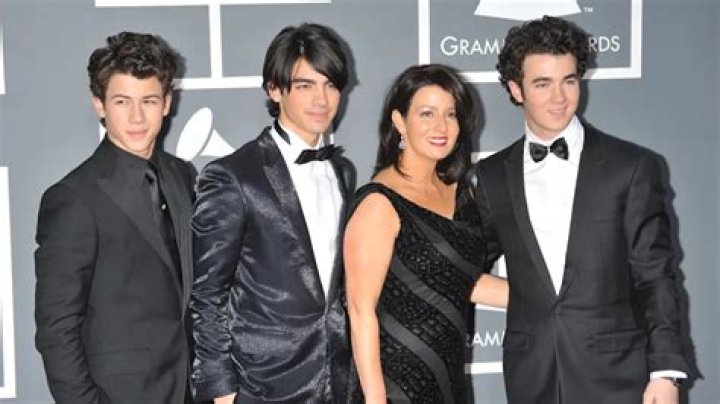 Is Jonas Brothers dad still a pastor? – Celebrity