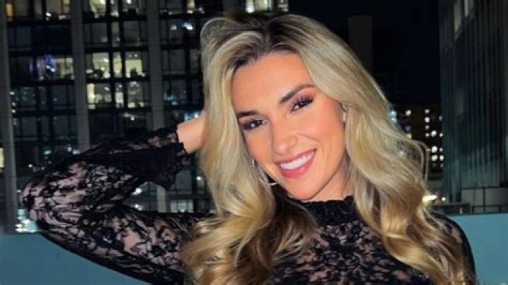 Kayla Simmons Shares Swimsuit Video Selfie