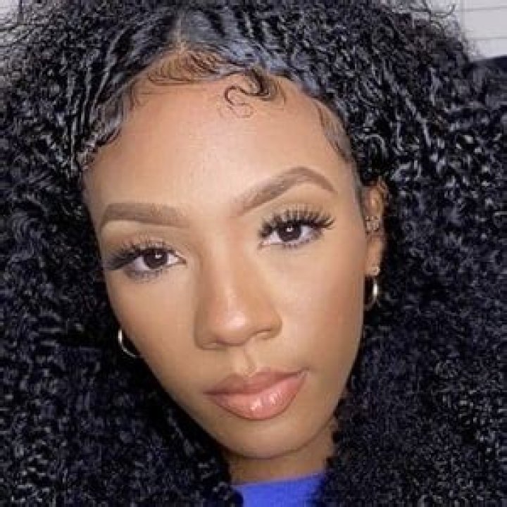 Kellie Sweet – Bio, Facts, Family Life of Beauty Vlogger