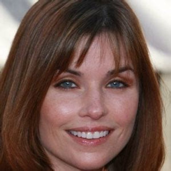 Polly Shannon Net Worth