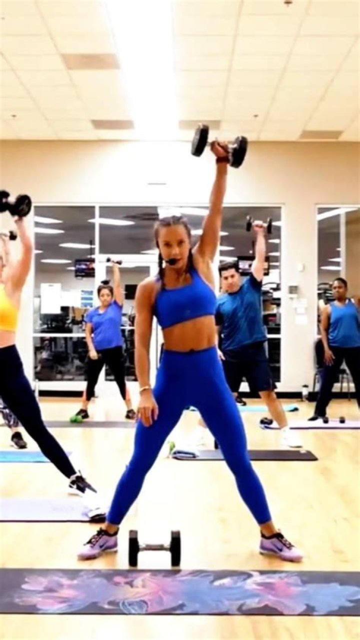 Senada Greca In Workout Gear Shares Upper Body/Abs Workout