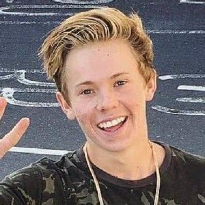 Tanner Fox - Bio, Facts & Family Life of YouTuber & Stunt Scooter Rider