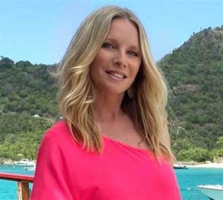 Young and the Restless' Lauralee Bell Shares Swimsuit Photo With "Family" — Celebwell